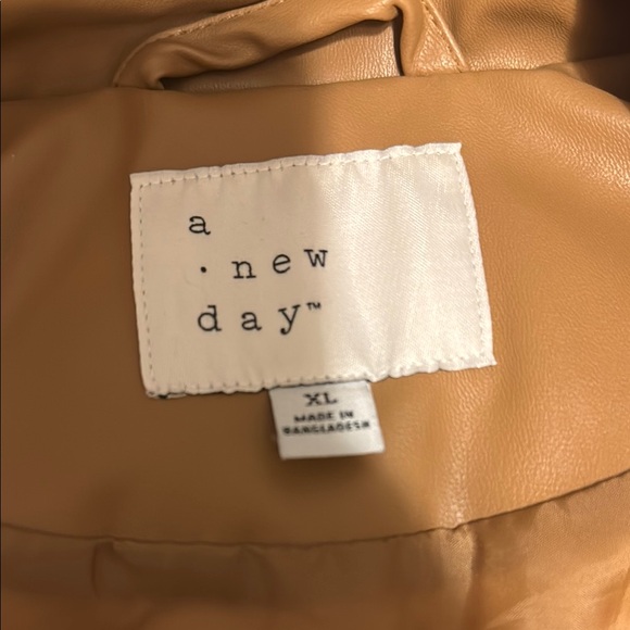 Womens Tan Puffer Vest - Picture 2 of 4